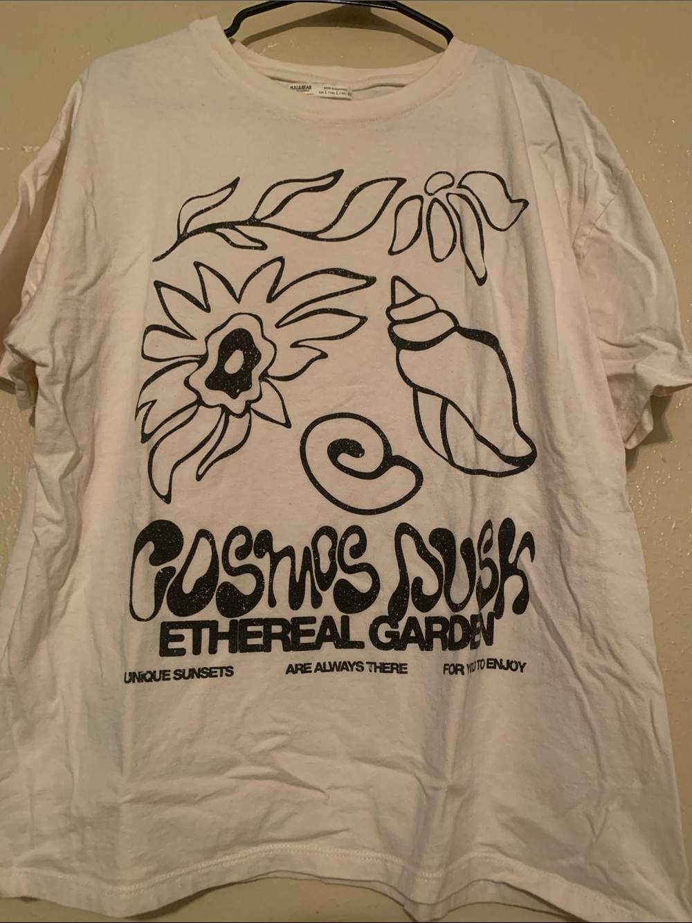 Pull&Bear White Graphic Tee (L)